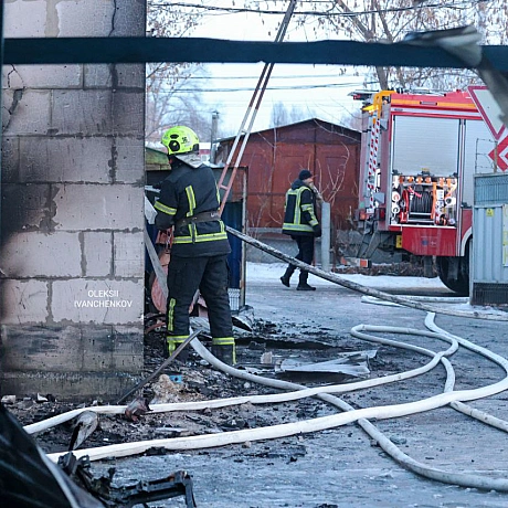 Чергова атака на столицю.Уламки збитих ракет перетворили звичайне СТО на купу металобрухту. Тут не було військових об’єктів — л... - Репортер інформує на we.ua