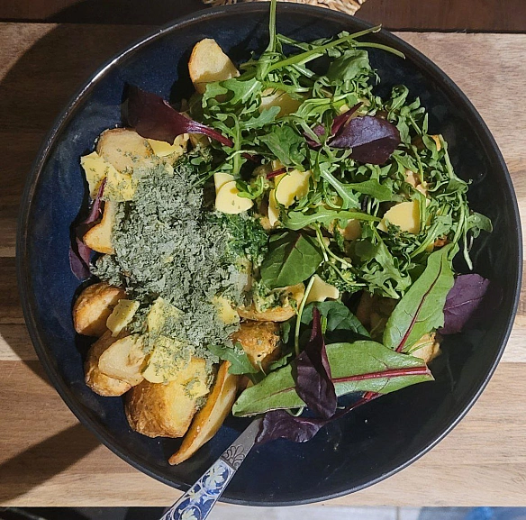 Естетік вечеря, до якої докладено приблизно 0 зусиль, бо картопля напівфабрикат, запечено в мультипічці, шпинат напівфабрикат, г... - їж, читай, смійся на we.ua