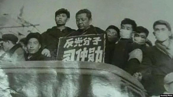 Це фото 1967 року. На ньому чиновник, змушений брати участь у ганебній ході з табличною 