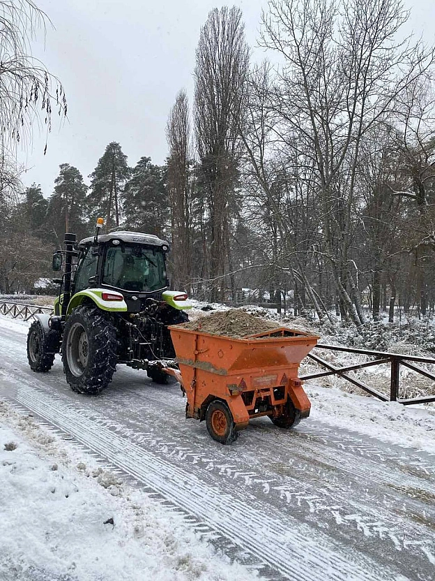 🧊У Києві ожеледиця: 189 одиниць спецтехніки 