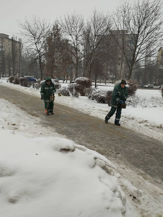 🧊У Києві ожеледиця: 189 одиниць спецтехніки 