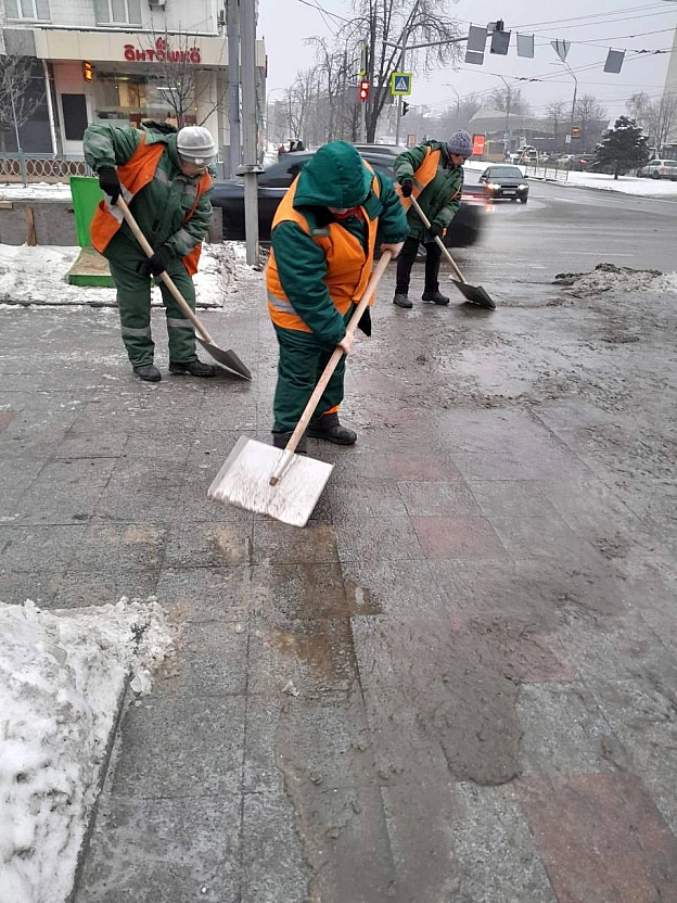🧊У Києві ожеледиця: 189 одиниць спецтехніки 