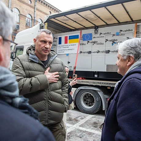 Віталій Кличко: До Києва надійшла гуманітарна допомога від Франції – 30 генераторів загальною потужністю 3,4 МВт, які столиця пе... - КМДА – офіційний канал on we.ua