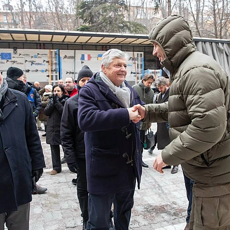 Віталій Кличко: До Києва надійшла гуманітарна допомога від Франції – 30 генераторів загальною потужністю 3,4 МВт, які столиця пе... - КМДА – офіційний канал on we.ua
