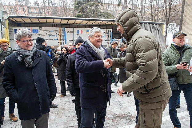 Віталій Кличко: До Києва надійшла гуманітарна допомога від Франції – 30 генераторів загальною потужністю 3,4 МВт, які столиця пе... - КМДА – офіційний канал на we.ua