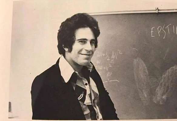 Це Джеффрі Епштейн, який у середині 1970-х працював викладачем у приватній школі Dalton на Верхньому Іст-Сайді в Нью-Йорку. Йому... - WAS на we.ua