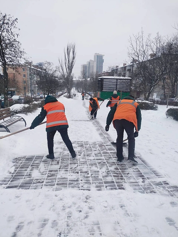 ❄️ Сніг у столиці: 202 одиниці спецтехніки 
