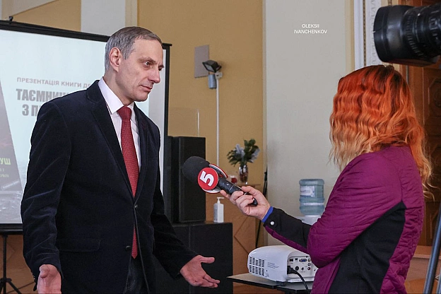 ​📖 Презентація книги про таємниці розвідки та паранормальне​У бібліотеці Ярослава Мудрого Денис Богуш представив книгу «Таємниц... - Репортер інформує on we.ua