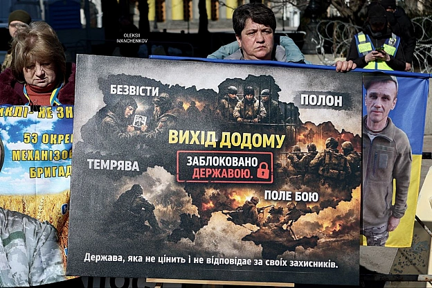 «Я в серці маю те, що не вмирає!»​Київ. Центр міста. Але в очах цих людей — степи Покровського напрямку, окопи 59-ї бригади, 4... - Репортер інформує on we.ua