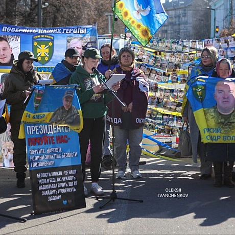 «Я в серці маю те, що не вмирає!»​Київ. Центр міста. Але в очах цих людей — степи Покровського напрямку, окопи 59-ї бригади, 4... - Репортер інформує on we.ua