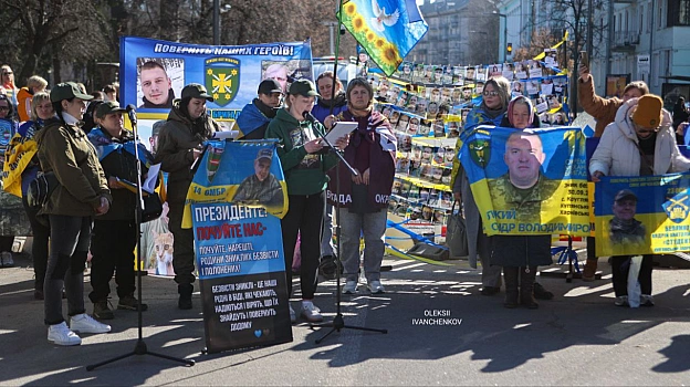 «Я в серці маю те, що не вмирає!»​Київ. Центр міста. Але в очах цих людей — степи Покровського напрямку, окопи 59-ї бригади, 4... - Репортер інформує on we.ua
