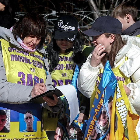 «Я в серці маю те, що не вмирає!»​Київ. Центр міста. Але в очах цих людей — степи Покровського напрямку, окопи 59-ї бригади, 4... - Репортер інформує on we.ua