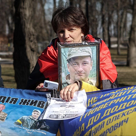 «Я в серці маю те, що не вмирає!»​Київ. Центр міста. Але в очах цих людей — степи Покровського напрямку, окопи 59-ї бригади, 4... - Репортер інформує on we.ua