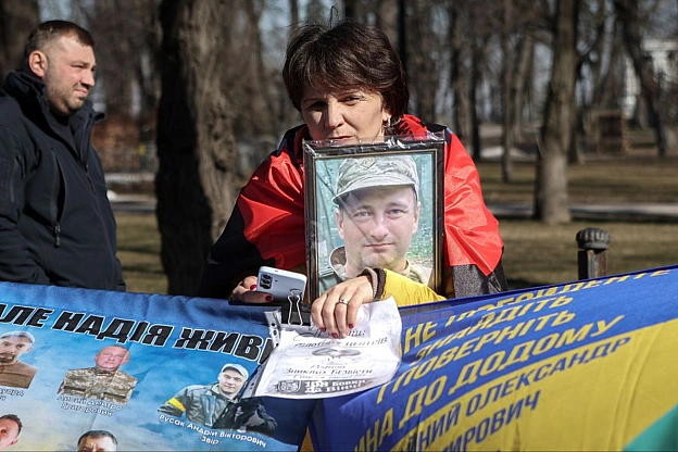 «Я в серці маю те, що не вмирає!»​Київ. Центр міста. Але в очах цих людей — степи Покровського напрямку, окопи 59-ї бригади, 4... - Репортер інформує on we.ua
