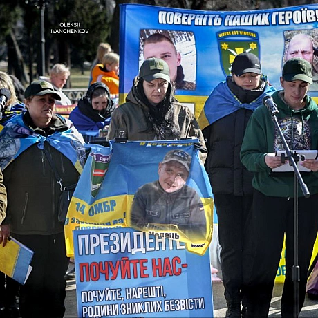«Я в серці маю те, що не вмирає!»​Київ. Центр міста. Але в очах цих людей — степи Покровського напрямку, окопи 59-ї бригади, 4... - Репортер інформує on we.ua