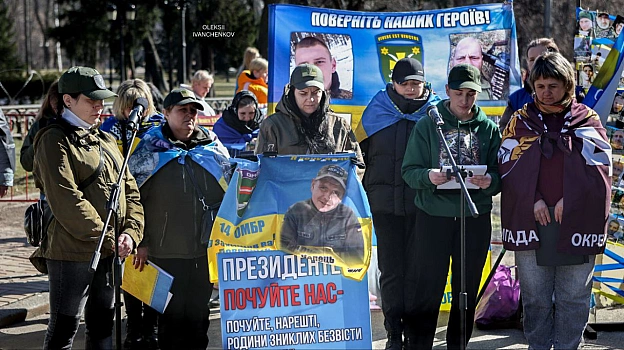 «Я в серці маю те, що не вмирає!»​Київ. Центр міста. Але в очах цих людей — степи Покровського напрямку, окопи 59-ї бригади, 4... - Репортер інформує on we.ua