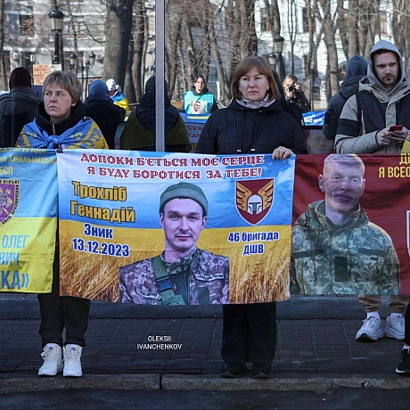 «Я в серці маю те, що не вмирає!»​Київ. Центр міста. Але в очах цих людей — степи Покровського напрямку, окопи 59-ї бригади, 4... - Репортер інформує on we.ua