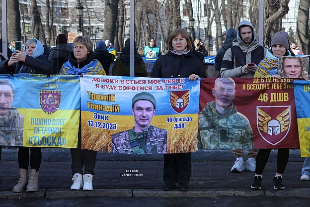 «Я в серці маю те, що не вмирає!»​Київ. Центр міста. Але в очах цих людей — степи Покровського напрямку, окопи 59-ї бригади, 4... - Репортер інформує on we.ua