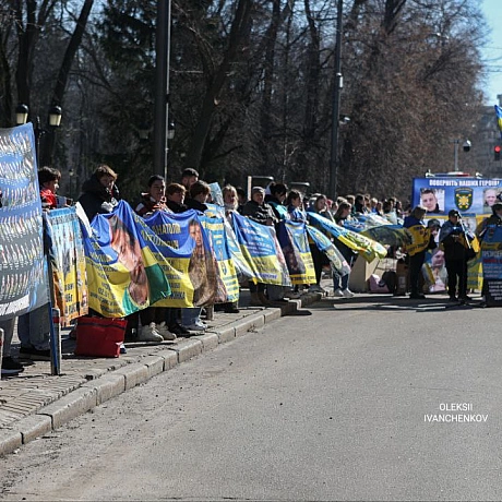 «Я в серці маю те, що не вмирає!»​Київ. Центр міста. Але в очах цих людей — степи Покровського напрямку, окопи 59-ї бригади, 4... - Репортер інформує on we.ua