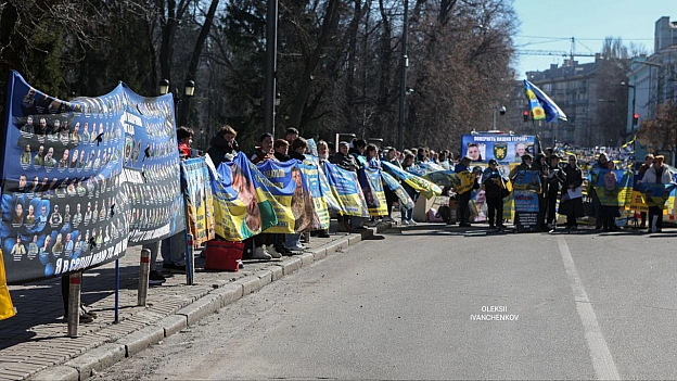 «Я в серці маю те, що не вмирає!»​Київ. Центр міста. Але в очах цих людей — степи Покровського напрямку, окопи 59-ї бригади, 4... - Репортер інформує on we.ua