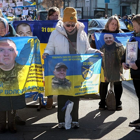 «Я в серці маю те, що не вмирає!»​Київ. Центр міста. Але в очах цих людей — степи Покровського напрямку, окопи 59-ї бригади, 4... - Репортер інформує on we.ua