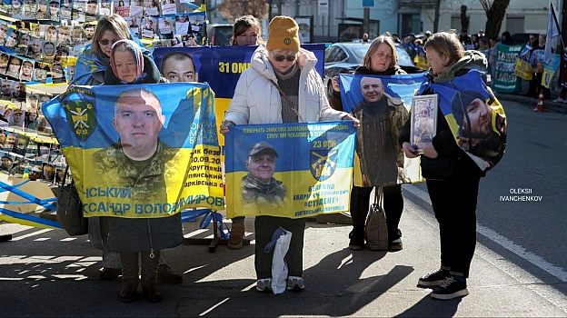 «Я в серці маю те, що не вмирає!»​Київ. Центр міста. Але в очах цих людей — степи Покровського напрямку, окопи 59-ї бригади, 4... - Репортер інформує on we.ua