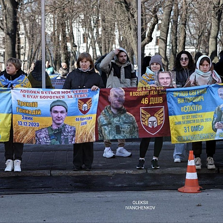 «Я в серці маю те, що не вмирає!»​Київ. Центр міста. Але в очах цих людей — степи Покровського напрямку, окопи 59-ї бригади, 4... - Репортер інформує on we.ua