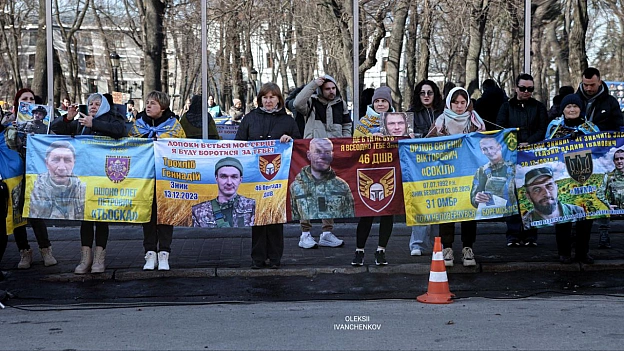 «Я в серці маю те, що не вмирає!»​Київ. Центр міста. Але в очах цих людей — степи Покровського напрямку, окопи 59-ї бригади, 4... - Репортер інформує on we.ua