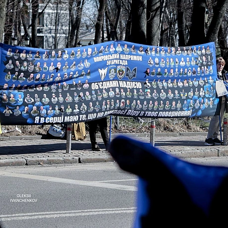 «Я в серці маю те, що не вмирає!»​Київ. Центр міста. Але в очах цих людей — степи Покровського напрямку, окопи 59-ї бригади, 4... - Репортер інформує on we.ua