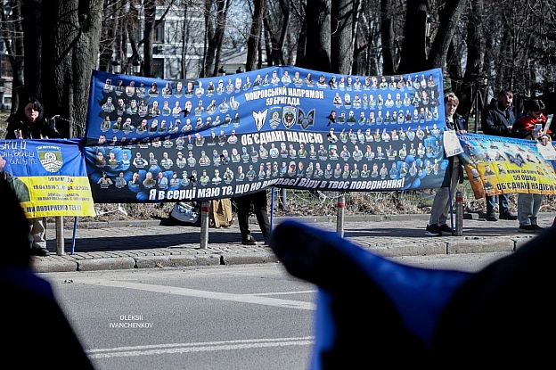 «Я в серці маю те, що не вмирає!»​Київ. Центр міста. Але в очах цих людей — степи Покровського напрямку, окопи 59-ї бригади, 4... - Репортер інформує on we.ua