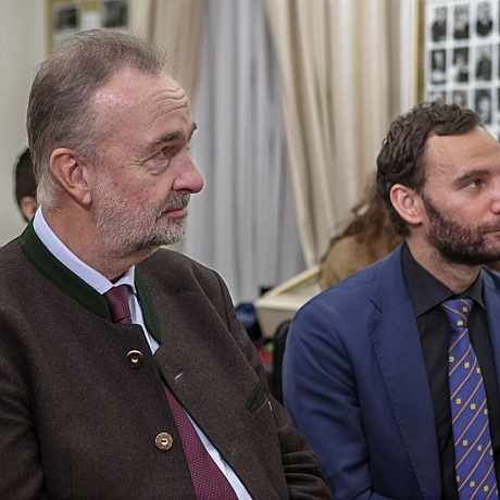 🇺🇦💙💛 Карл фон Габсбург у вишиванці Василя Вишиваного!Сьогодні в Національному музеї Гетьманства Карлу фон Габсбургу подарували... - Репортер інформує on we.ua