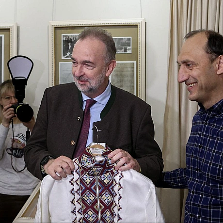 🇺🇦💙💛 Карл фон Габсбург у вишиванці Василя Вишиваного!Сьогодні в Національному музеї Гетьманства Карлу фон Габсбургу подарували... - Репортер інформує on we.ua