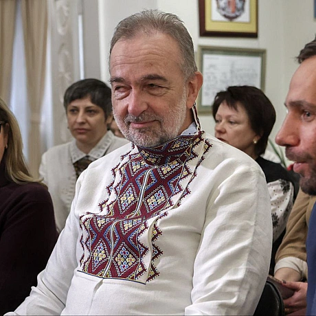 🇺🇦💙💛 Карл фон Габсбург у вишиванці Василя Вишиваного!Сьогодні в Національному музеї Гетьманства Карлу фон Габсбургу подарували... - Репортер інформує on we.ua