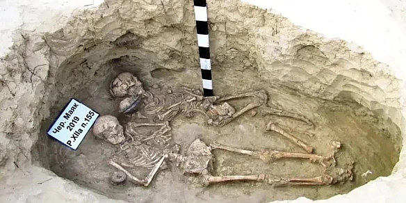 У подвійному похованні віком близько 1900 років, виявленому на території городища Червоний Маяк на березі Дніпра, археологи зафі... - WAS on weua.dev