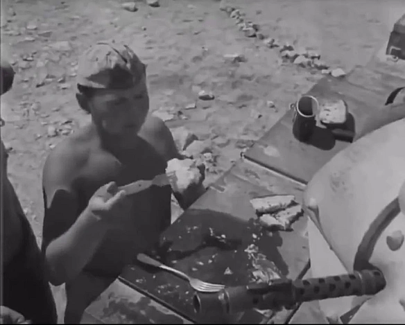 Солдат Німецького африканського корпусу Вермахту їсть яєшню, зготовану просто на броні танка Panzerkampfwagen IV в Лівії в 1941 ... - WAS на weua.dev