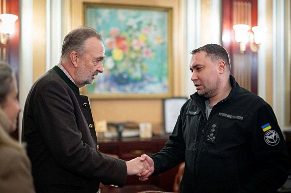 Безпека України в майбутньому: Буданов провів важливу зустріч з Президентом «Блакитного щита»

Керівник ОП Кирило Буданов провів... - UkraineNow на weua.dev