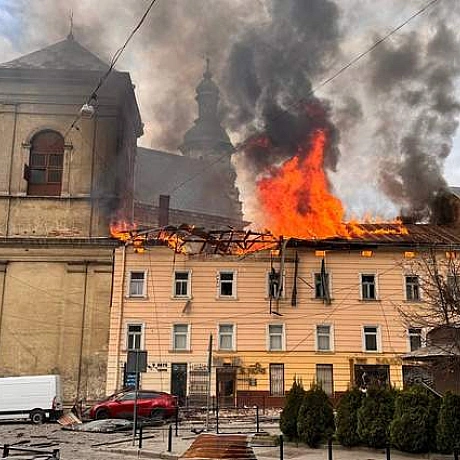 Шахед влучив у будинок у Львові на Соборній площі, 3. Це житловий будинок, в ньому за Польщі містилися цукерня та магазин зброї,... - WAS на weua.dev
