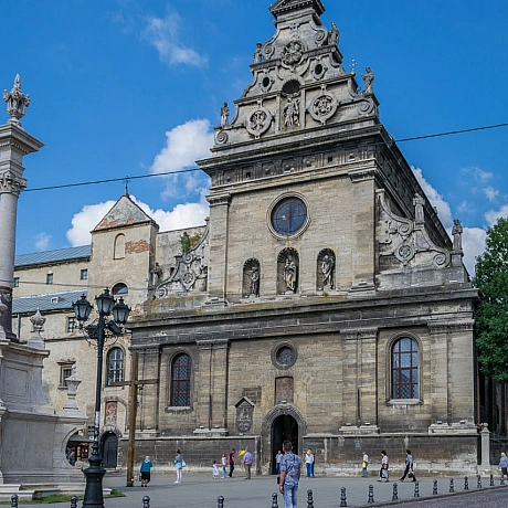 Шахед влучив у будинок у Львові на Соборній площі, 3. Це житловий будинок, в ньому за Польщі містилися цукерня та магазин зброї,... - WAS на weua.dev