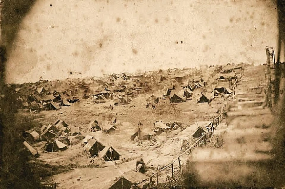 Фотограф А.Дж. Рідл зробив єдину відому світлину табору для військовополонених Андерсонвілл. 

У лютому 1864 року Конфедеративні... - WAS на weua.dev