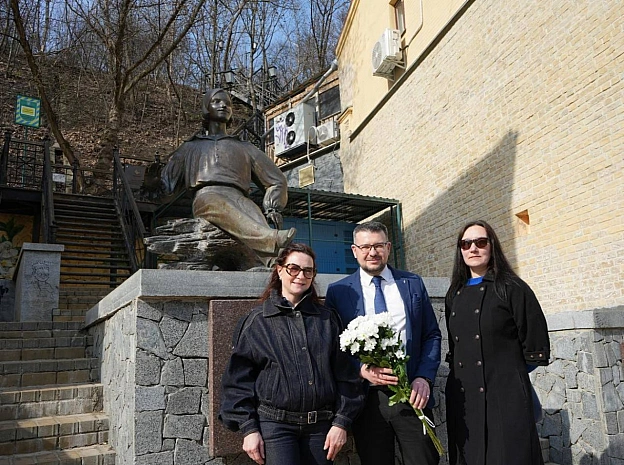 217 РОКІВ ВІД ДНЯ НАРОДЖЕННЯ МИКОЛИ ГОГОЛЯГолова УІНП Олександр Алфьоров та співробітники Інституту поклали квіти до пам’ятник... - Український інститут національної пам'яті на we.ua