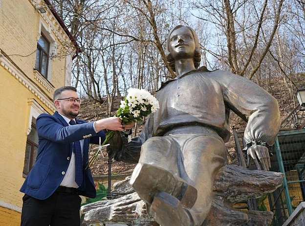 217 РОКІВ ВІД ДНЯ НАРОДЖЕННЯ МИКОЛИ ГОГОЛЯГолова УІНП Олександр Алфьоров та співробітники Інституту поклали квіти до пам’ятник... - Український інститут національної пам'яті на we.ua