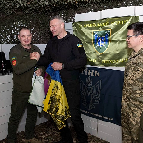 Віталій Кличко: Передав від громади столиці бійцям 12-го армійського корпусу Сухопутних військ ЗСУ ще 3 000 БпЛА різних типів

З... - КМДА – офіційний канал on weua.dev