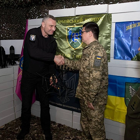 Віталій Кличко: Передав від громади столиці бійцям 12-го армійського корпусу Сухопутних військ ЗСУ ще 3 000 БпЛА різних типів

З... - КМДА – офіційний канал on weua.dev