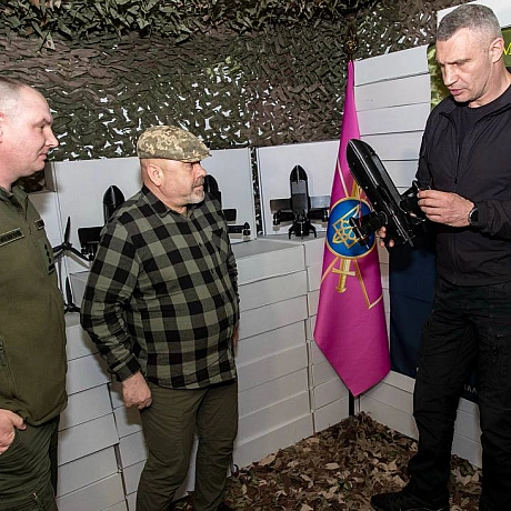 Віталій Кличко: Передав від громади столиці бійцям 12-го армійського корпусу Сухопутних військ ЗСУ ще 3 000 БпЛА різних типів

З... - КМДА – офіційний канал on weua.dev