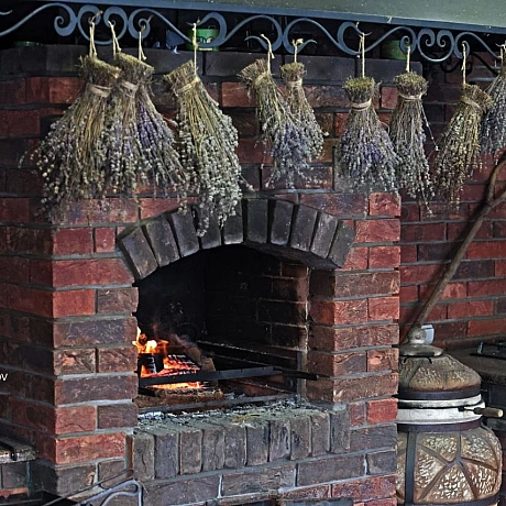 Є щось вічне у тріскоті справжнього вогню та ароматі сушених трав. Це традиційне цегляне вогнище разом із пучками лаванди створю... - Репортер інформує on we.ua