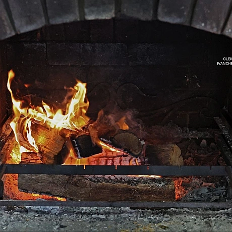 Є щось вічне у тріскоті справжнього вогню та ароматі сушених трав. Це традиційне цегляне вогнище разом із пучками лаванди створю... - Репортер інформує on we.ua