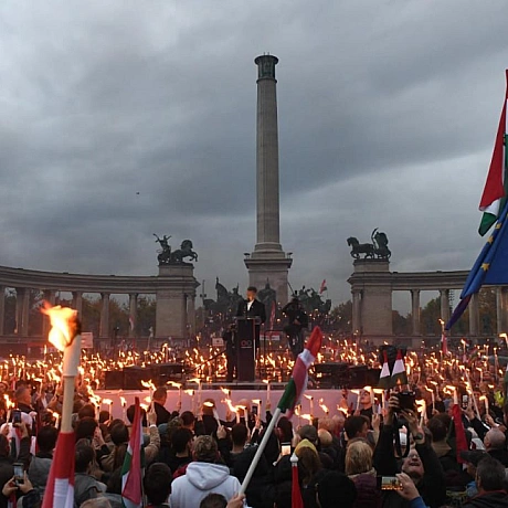 На мітингах, які спробували організувати на підтримку партії Віктора Орбана, угорці скандують “Ruszkik haza!”, що у перекладі оз... - on we.ua