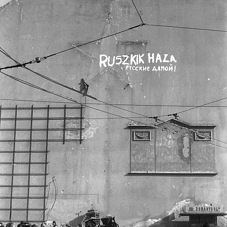 На мітингах, які спробували організувати на підтримку партії Віктора Орбана, угорці скандують “Ruszkik haza!”, що у перекладі оз... - on we.ua