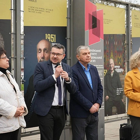 НА КОНТРАКТОВІЙ ВІДБУЛОСЯ ВІДКРИТТЯ ВУЛИЧНОЇ ВИСТАВКИ “ОПЕРАЦІЯ “ПІВНІЧ”: 75 РОКІВ ПОТОМУ”Експозиція розповідає про жертв одно... - Український інститут національної пам'яті на we.ua