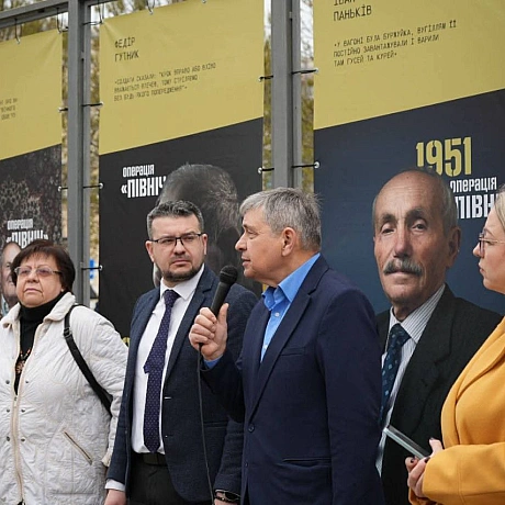 НА КОНТРАКТОВІЙ ВІДБУЛОСЯ ВІДКРИТТЯ ВУЛИЧНОЇ ВИСТАВКИ “ОПЕРАЦІЯ “ПІВНІЧ”: 75 РОКІВ ПОТОМУ”Експозиція розповідає про жертв одно... - Український інститут національної пам'яті на we.ua